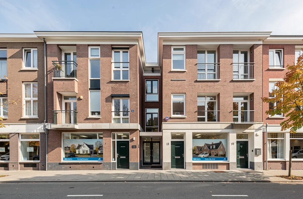 Deux vitrines d'agences immobilières face à des immeubles d'habitation