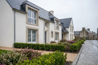 Immeuble résidentiel neuf en Bretagne avec façade moderne et toiture en ardoise à Dinan